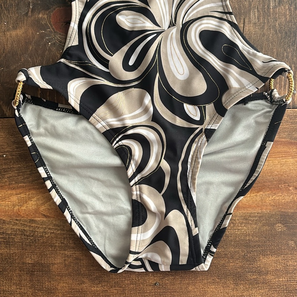 Super Cute One Piece Swimsuit - Picture 3 of 6